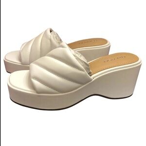 LISA VICKY 7 & 8.5 Chic White Sheep Leather Sandal NEW